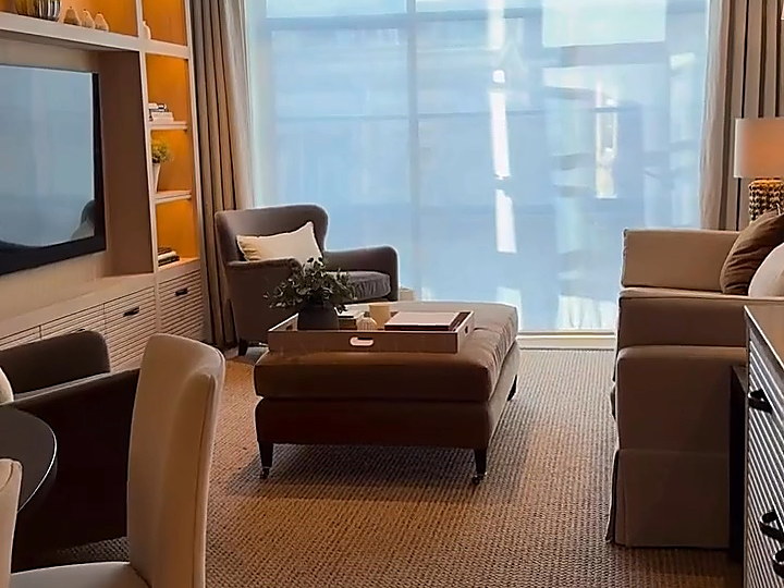Short film of the Farringdon pied-&agrave;-terre, from the sitting room through to the kitchen